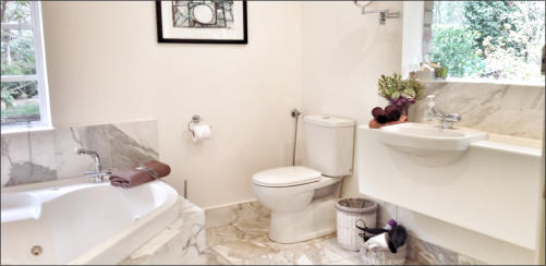 Cottage marble bathroom - A Country House